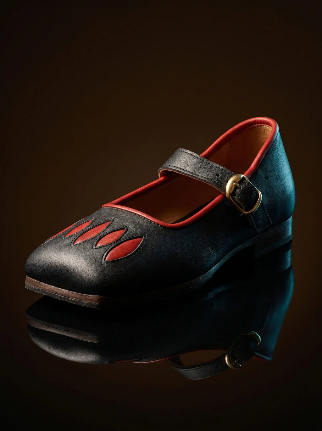 Black genuine leather women's cow mouth medieval shoes — bespoke 16th century Tudor footwear by Noirtide