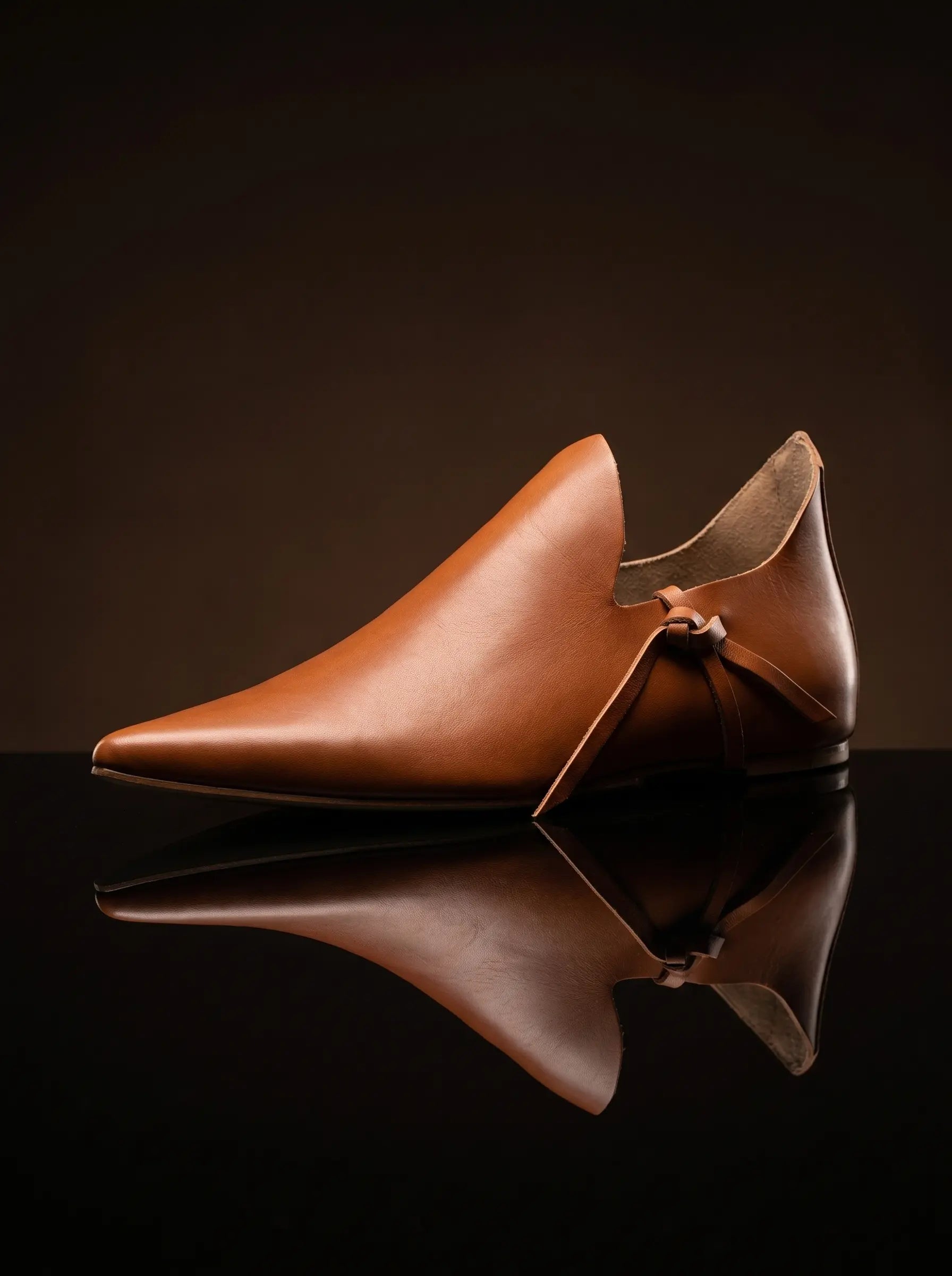 Natural tan genuine leather poulaine crakow medieval shoes — bespoke 14th century pointed toe footwear by Noirtide