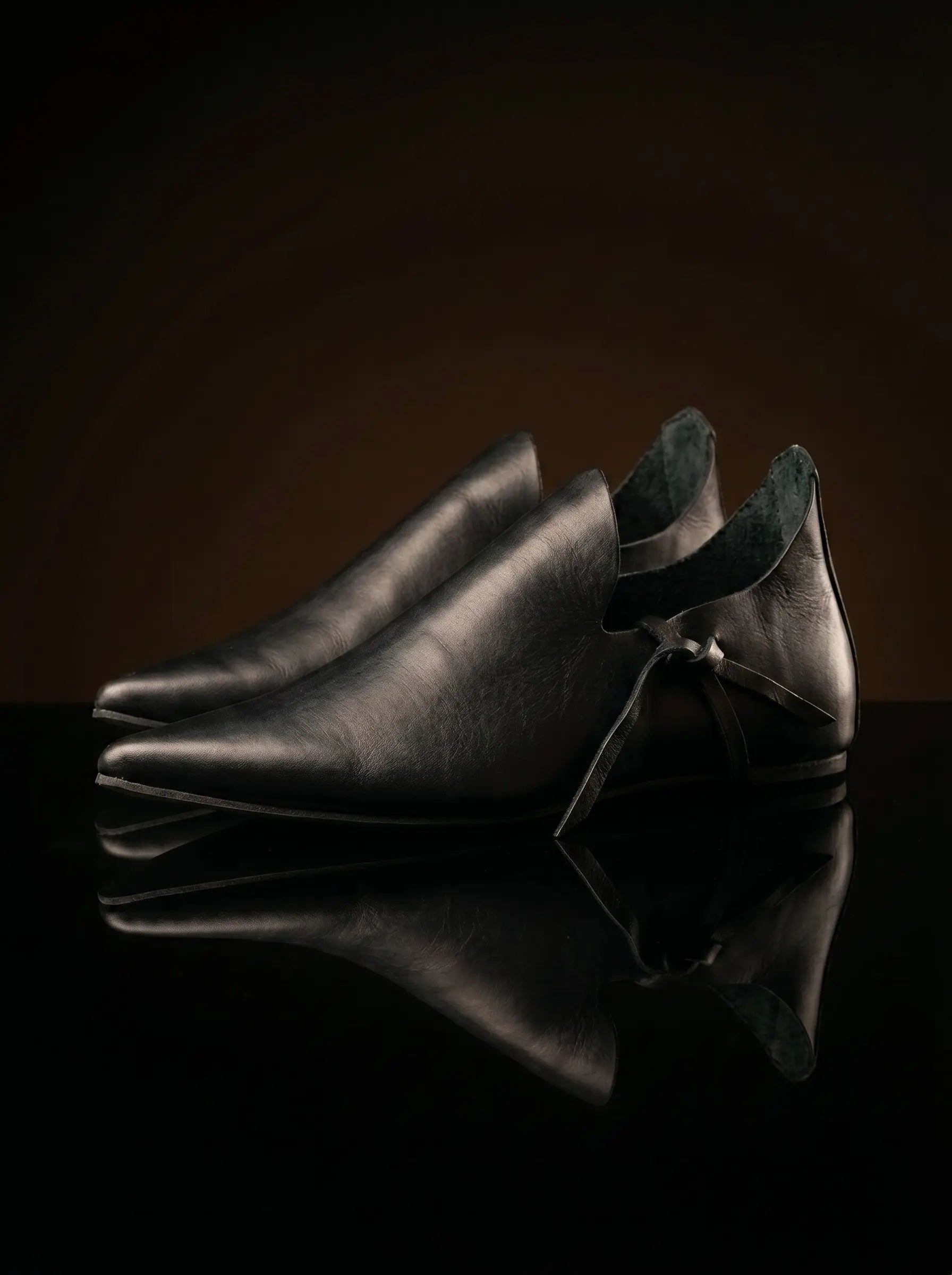 Black genuine leather poulaine crakow medieval shoes — bespoke 14th–15th century pointed toe footwear by Noirtide