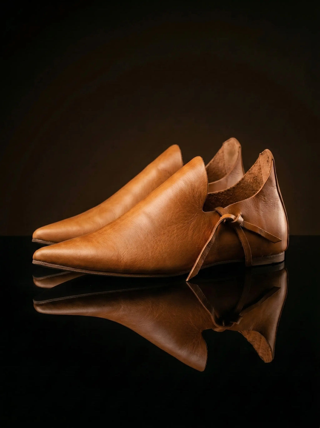 Natural tan genuine leather poulaine crakow medieval shoes — bespoke 14th century pointed toe footwear by Noirtide