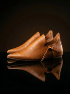 Natural tan genuine leather poulaine crakow medieval shoes — bespoke 14th century pointed toe footwear by Noirtide