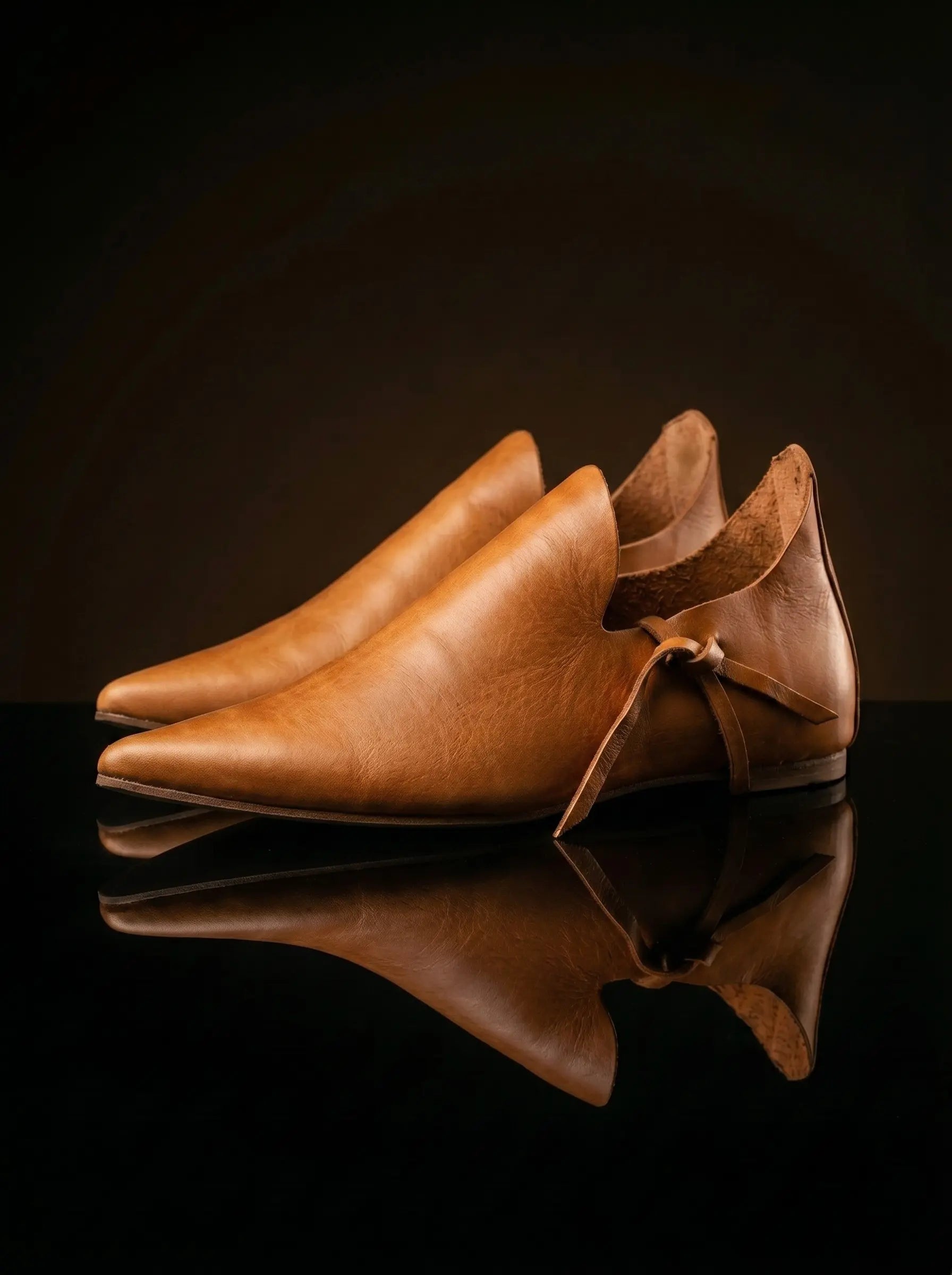 Natural tan genuine leather poulaine crakow medieval shoes — bespoke 14th century pointed toe footwear by Noirtide